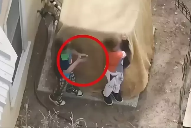 Polis, ellerindeki tabancaları bırakmayan 7 ve 9 yaşındaki iki kardeşe ateş açtı