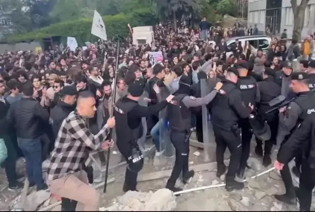 Boğaziçi Üniversitesi'nde göstericiler polise saldırdı: 13 polis yaralandı, 97 gözaltı