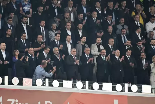 Galatasaray taraftarından İbrahim Hacıosmanoğlu'na tepki! Elini sıkmadı