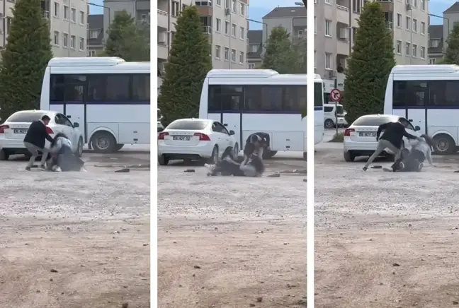 İki genç kız otoparkta yumruk yumruğa kavga etti