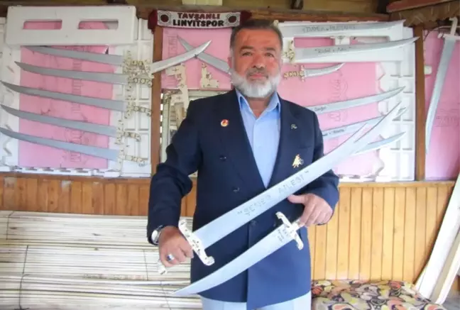 Kıbrıs Gazisi Ahşaptan Oyuncak Kılıç ve Hançer Yapıyor