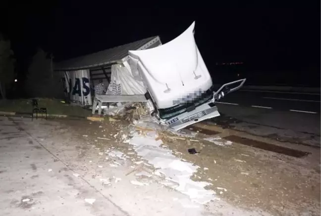Tır Beton Su Kanalına Çarptı, Sürücü Yara Almadı