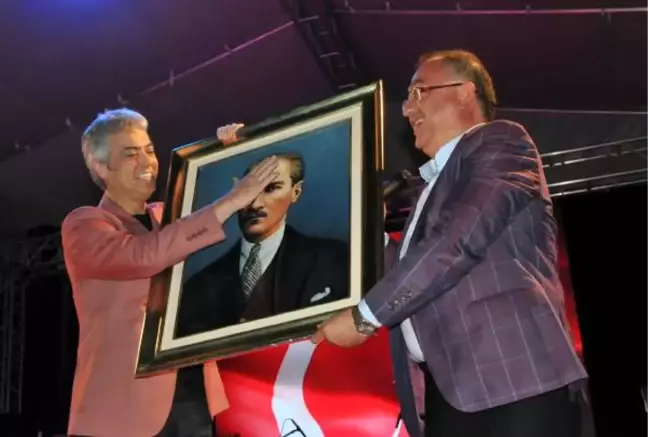 Cengiz Kurtoğlu, Yalova'da İki Sepet Dut Karşılığı Konser Verdi