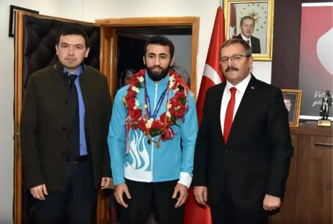 Dünya Şampiyonu Güreşçiye Memleketinde Coşkulu Karşılama