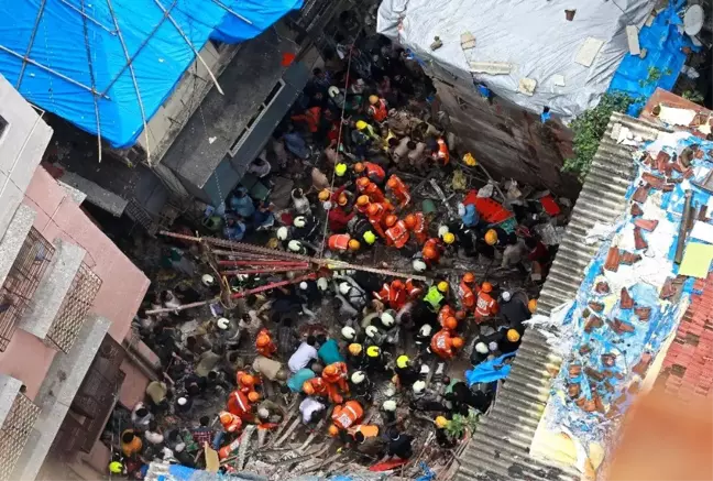 Hindistan'daki çöken binada ölü sayısı 14'e yükseldi