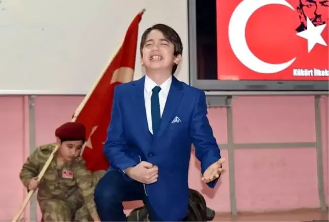 İstiklal Marşı'nı okurken hıçkıra hıçkıra ağladı
