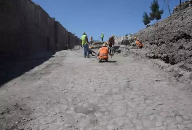 AMİDA HÖYÜK'TEKİ ROMA SARAYI'NIN 'KRAL YOLU' GÜN YÜZÜNE ÇIKARILDI