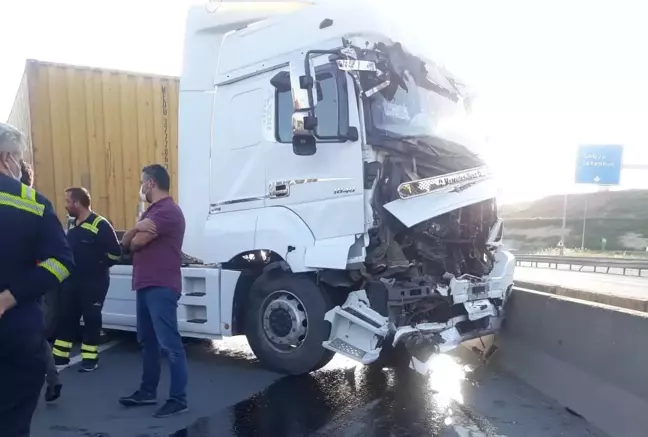 Kocaeli'de beton bariyere çarpan tırın şoförü yaralandı