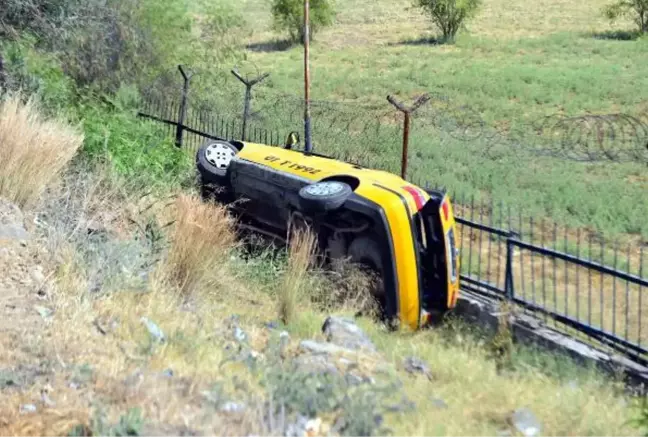 ADANA'DA BARİYERLERİ YIKAN TAKSİ, ŞARAMPOLE DEVRİLDİ; SÜRÜCÜ YARALI