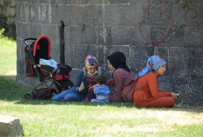 '50 YAŞ ÜZERİ, GÜNEŞİN EN YOĞUN OLDUĞU SAATLERDE DIŞARI ÇIKMAMALI'