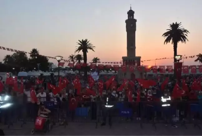 KONAK MEYDANI'NDA 15 TEMMUZ ŞEHİTLERİ İÇİN ANMA TÖRENİ