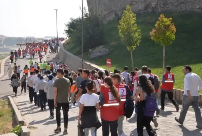 'DÜNYA YÜRÜYÜŞ GÜNÜ'NDE' DİYARBAKIR'DA YÜZLERCE KİŞİ YÜRÜDÜ