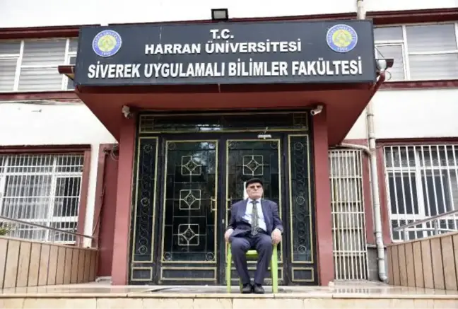 FAKÜLTEDE AÇILMAYAN BÖLÜM İÇİN OTURMA EYLEMİ YAPTI