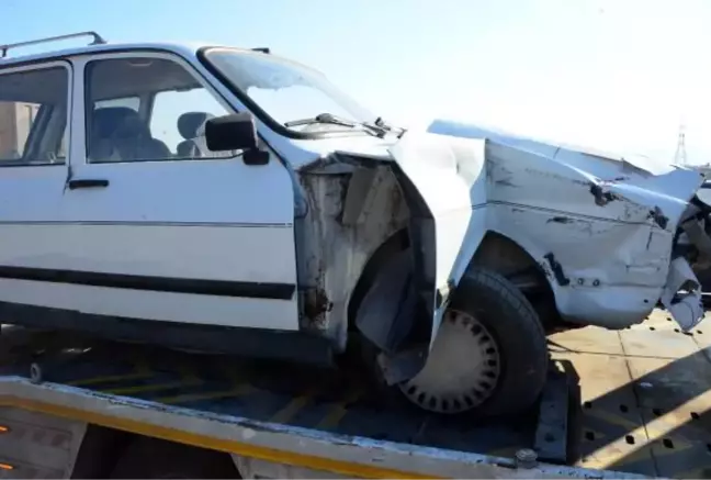 YÜK TRENİ HEMZEMİN GEÇİTTE OTOMOBİLE ÇARPTI: 1 YARALI