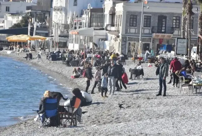 Bodrum'da güneşli havayı görenler sahilleri doldurdu