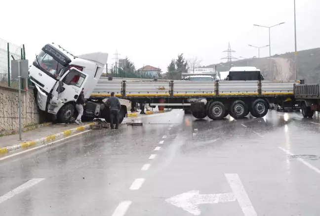 Duvara çarpan tır trafiği aksattı