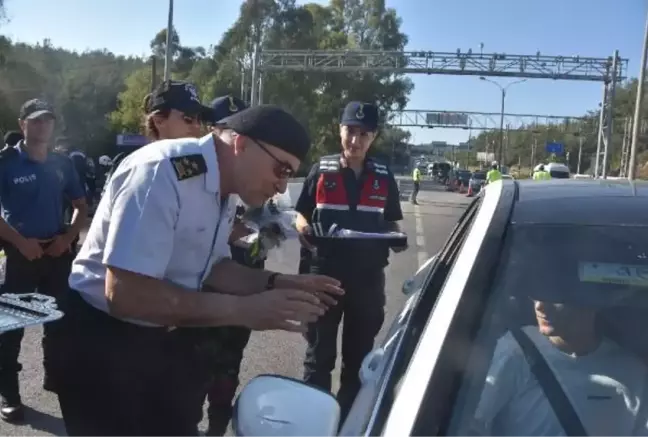 BODRUM'DA BAYRAM YOĞUNLUĞU; 40 BİN ARAÇ GİRİŞ YAPTI