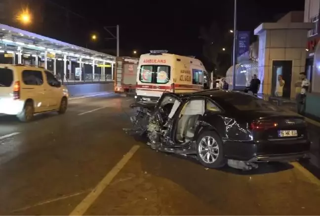 BURSA'DA, BARİYERLERE SAPLANAN OTOMOBİLİN SÜRÜCÜSÜ AĞIR YARALANDI