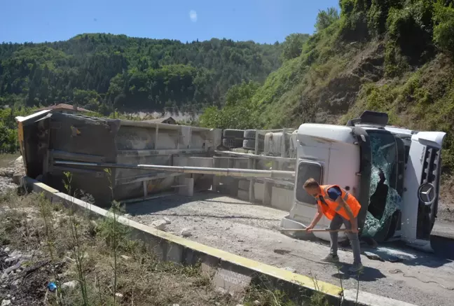 KASTAMONU - Hafriyat kamyonunun devrilmesi sonucu 3 kişi yaralandı