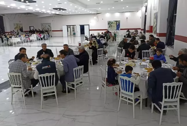 Depremde ölen öğretmenleri için iftar programı düzenlediler