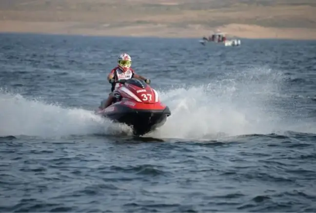 Türkiye Su Jeti ve Flyboard Şampiyonası ve Türkiye Motosurf Şampiyonası Hasankeyf'te Gerçekleşti