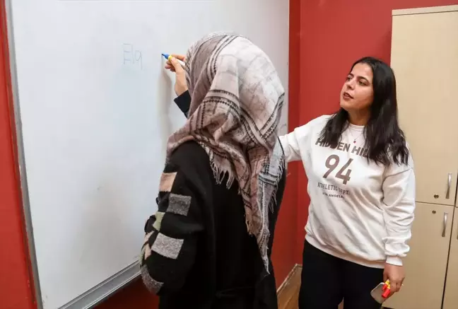 Van Büyükşehir Belediyesi Kadınlara Okuma Yazma Kursları Açtı