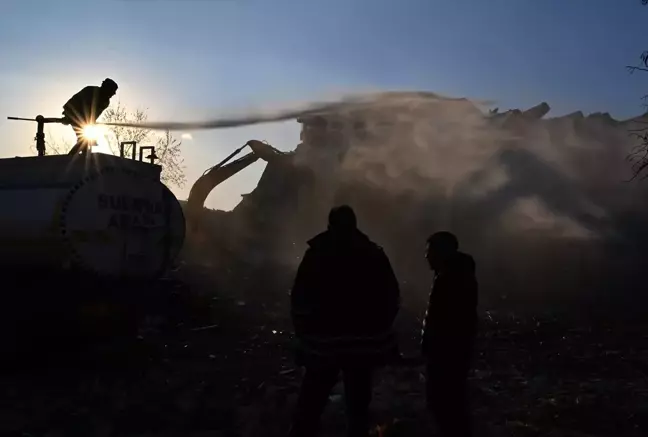 Malatya'da deprem hasarlı apartman yıkımı başladı