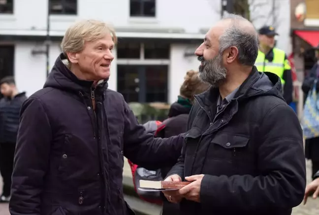 Hollanda'da Kur'an-ı Kerim Dağıtma Etkinliği Düzenlendi