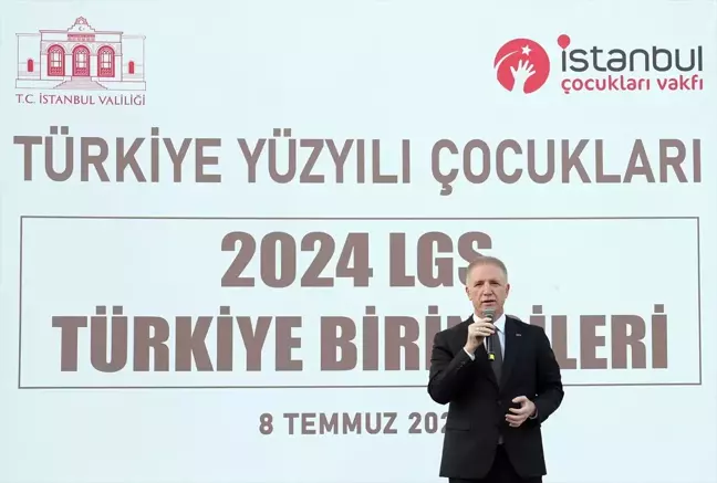 İstanbul Valisi LGS'de Tam Puan Alan Öğrencileri Ödüllendirdi