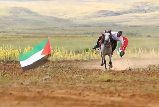 At Yarışı Sporcuları İsrail'in Gazze'ye Saldırılarını Protesto Ediyor