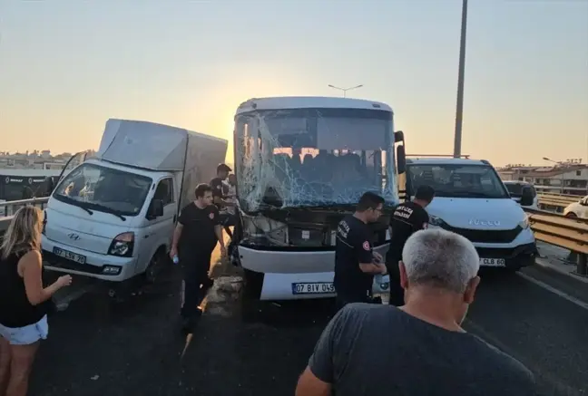 Manavgat'ta zincirleme trafik kazası: 1 ölü, 3 yaralı