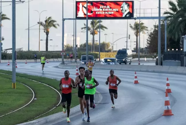 İzmir'de düzenlenen yarı maratonda kazananlar belli oldu