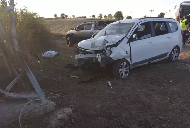 Tokat'ın Zile ilçesinde elektrik direğine çarpan otomobilde 4 kişi yaralandı