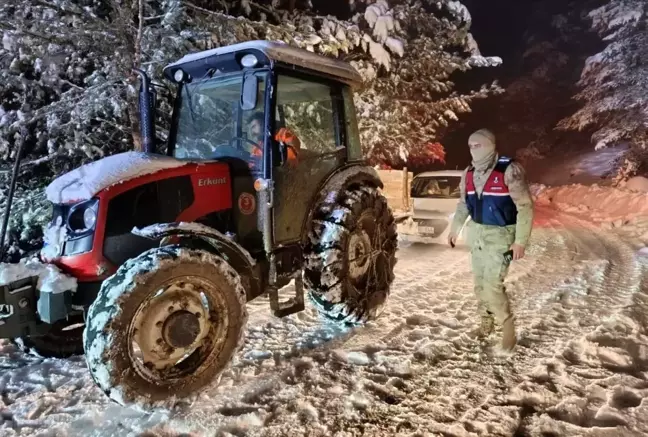 Erzurum'da Jandarma Ekibi Yolda Kalan Vatandaşların Yardımına Koştu