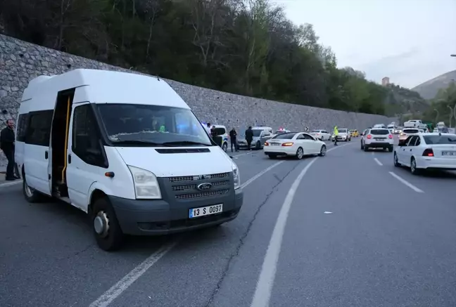 Bitlis'te Otomobil ve Minibüs Çarpışması: 8 Yaralı