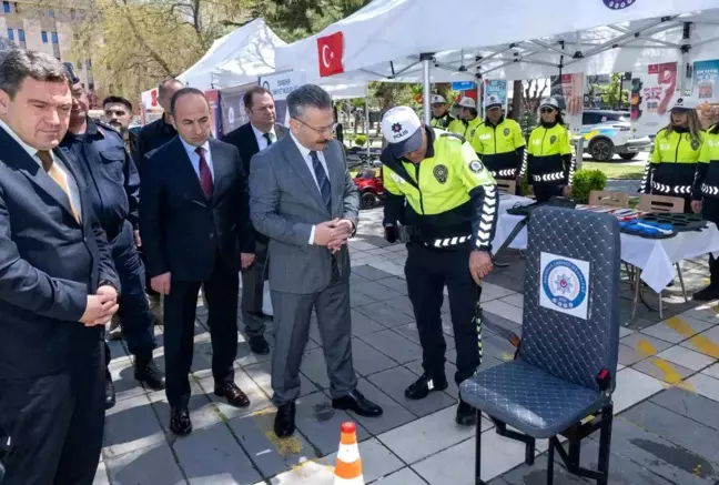 Vali Aksoy, Trafik Haftası Kapsamında Stantları Ziyaret Etti