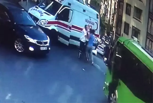 İstanbul'da Sağlık Görevlilerine Tekme ve Tokatlı Saldırı Kamerada