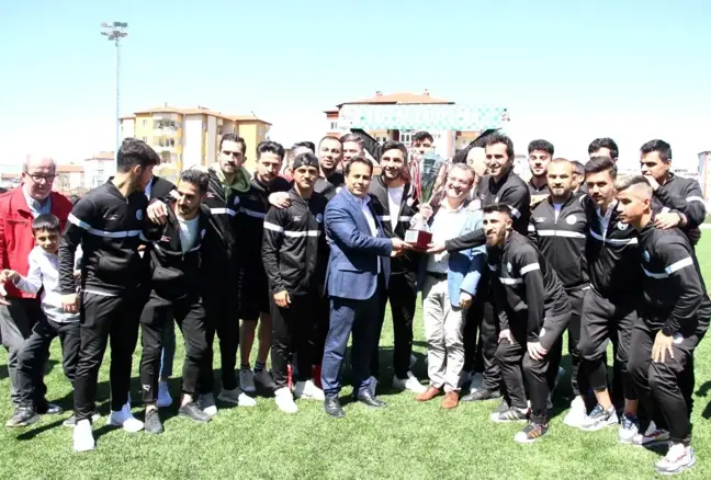 Şampiyon Kale Belediyespor kupasını kaldırdı