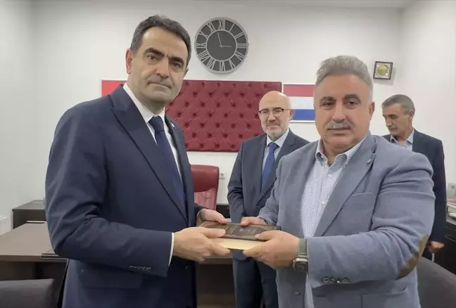 Hollanda'da PEGIDA liderinin yırttığı Kur'an-ı Kerim Türkiye'ye teslim edildi