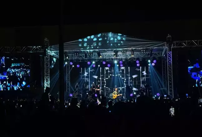 Haluk Levent, Marmara Park AVM'de Coşkulu Bir Konser Verdi