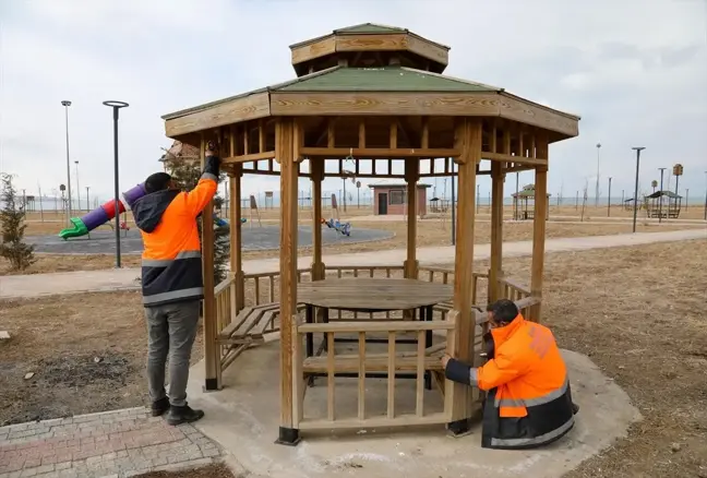 Van Büyükşehir Belediyesi Park ve Bahçelerde Temizlik ve Onarım Çalışmaları Başlattı