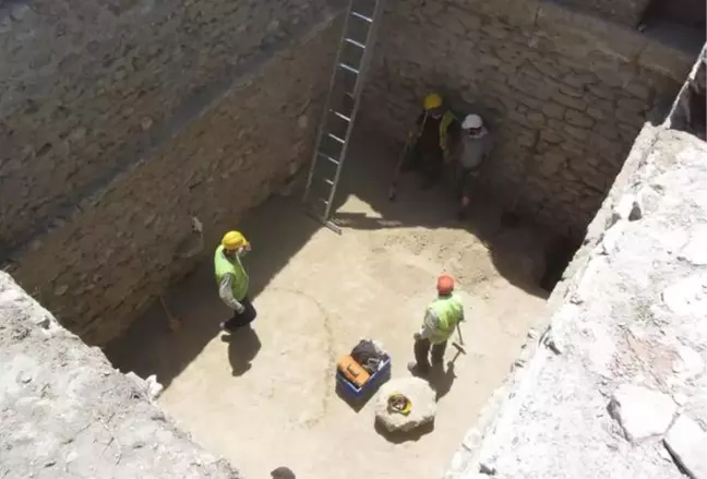 Manisa'da 3 Bin 500 Yıllık Tahıl Ambarları Bulundu