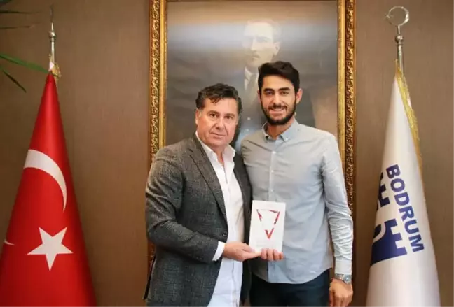 Genç Yazar İlk Kitabını Başkan Kocadon'a Sundu