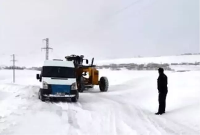 Ağrı'da kar ve tipi nedeniyle yolda mahsur kalan 13'ü öğrenci 15 kişi kurtarıldı