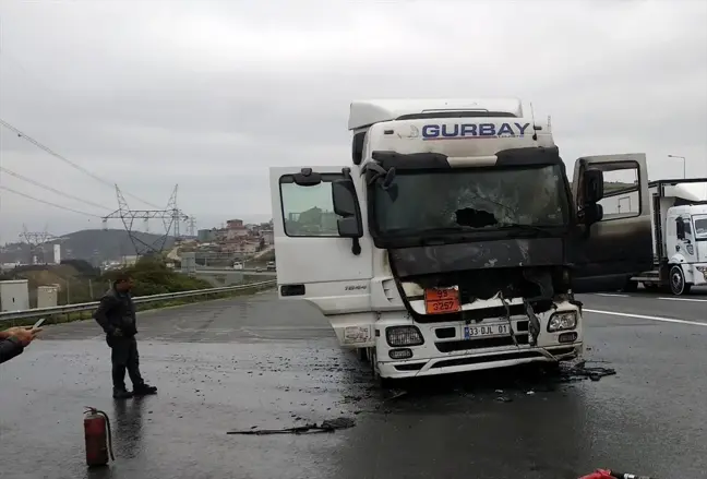 Kocaeli'de kimyasal madde yüklü tırda yangın