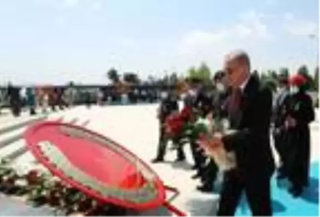 Erdoğan, 15 Temmuz Şehitler Anıtı'na çelenk bıraktı