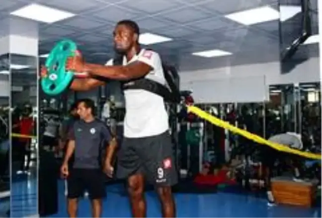 Konyaspor salonda kuvvet çalıştı