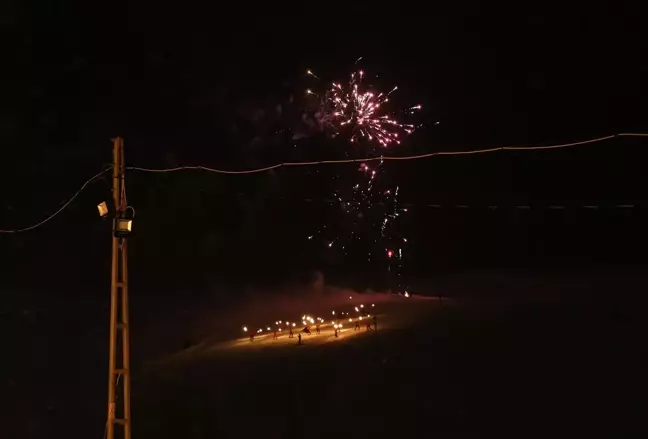 Bitlis'te Geleneksel Meşaleli Kayak Şenliği Düzenlendi