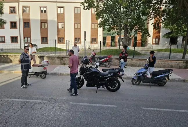 Gümüşhacıköy'de Motosiklet Denetimi: 16 Sürücüye Cezai İşlem Uygulandı