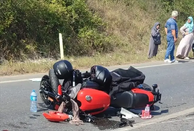 Kandıra'da Motosiklet ile Hafif Ticari Araç Çarpıştı: 1 Ölü, 2 Yaralı